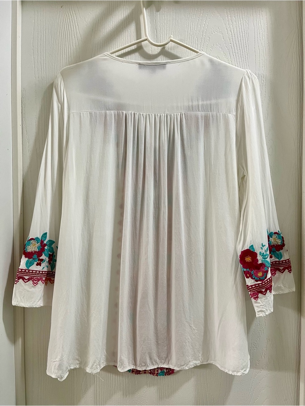 Embroidered white blouse - Picture 3 of 4